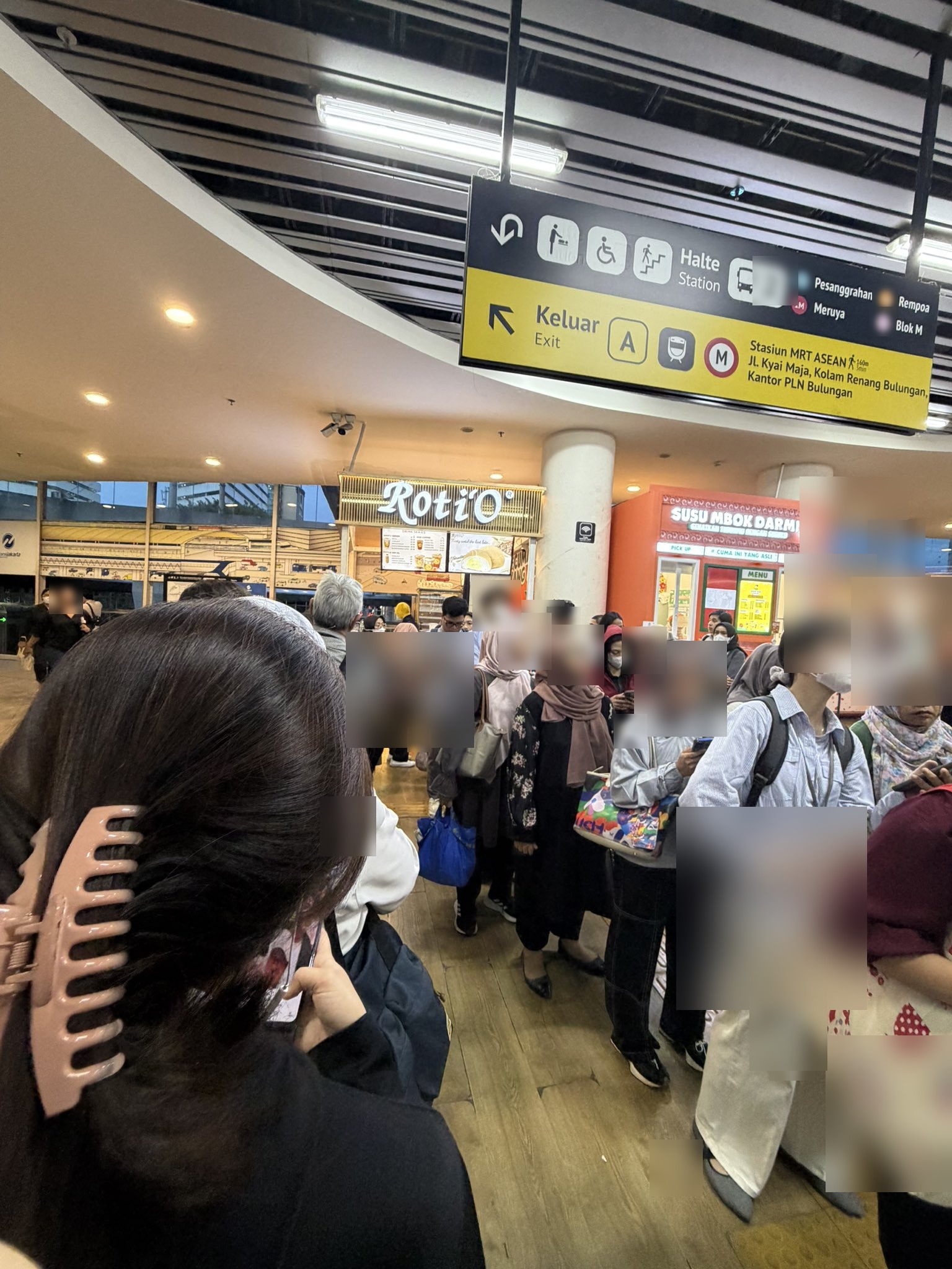 Passengers queueing at CSW Sky Corridor, held back from the Roti O entrance